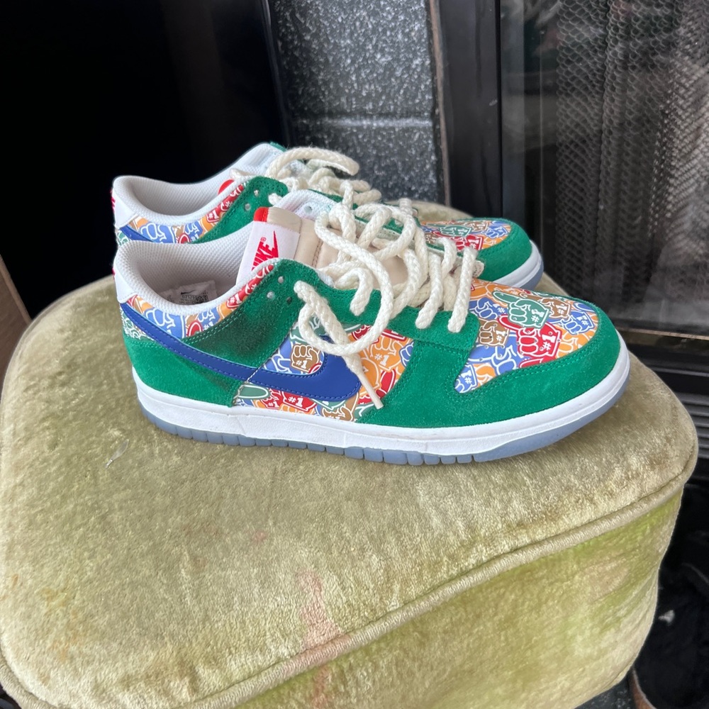 Nike - Picture 2 of 4